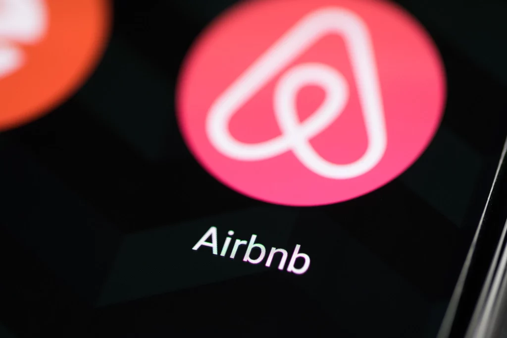 كيف يمكنني كسب المال من خلال Airbnb ؟