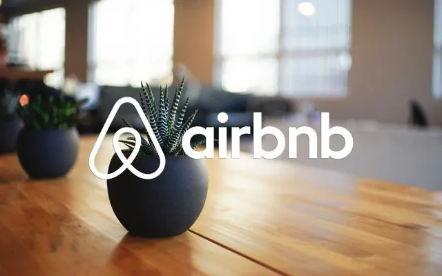 ما هي الرسوم التي يتقاضاها Airbnb؟
